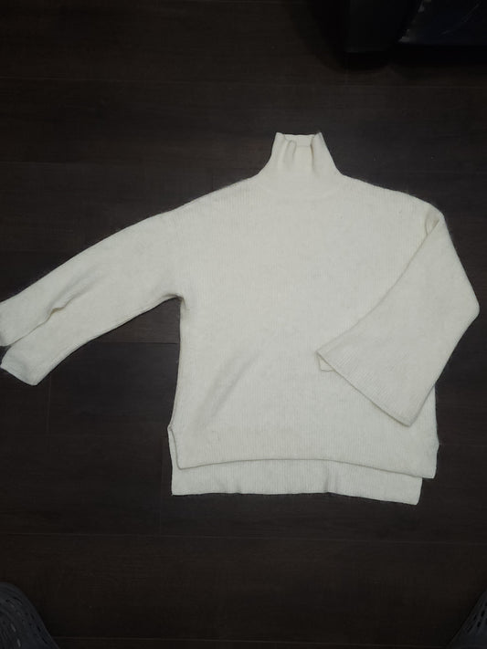 White turtle-neck split sleeves design knitted jumper