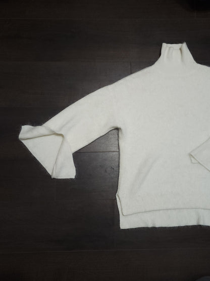 White turtle-neck split sleeves design knitted jumper