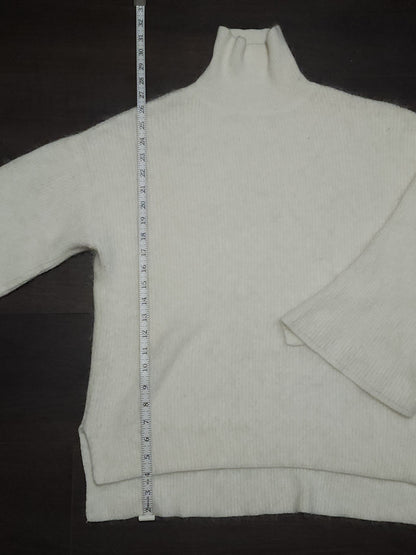 White turtle-neck split sleeves design knitted jumper