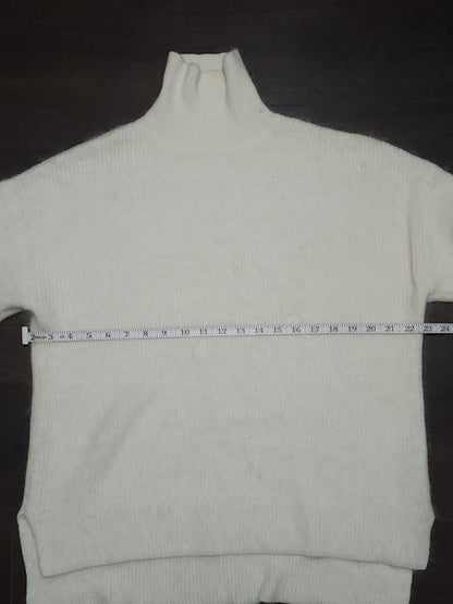 White turtle-neck split sleeves design knitted jumper