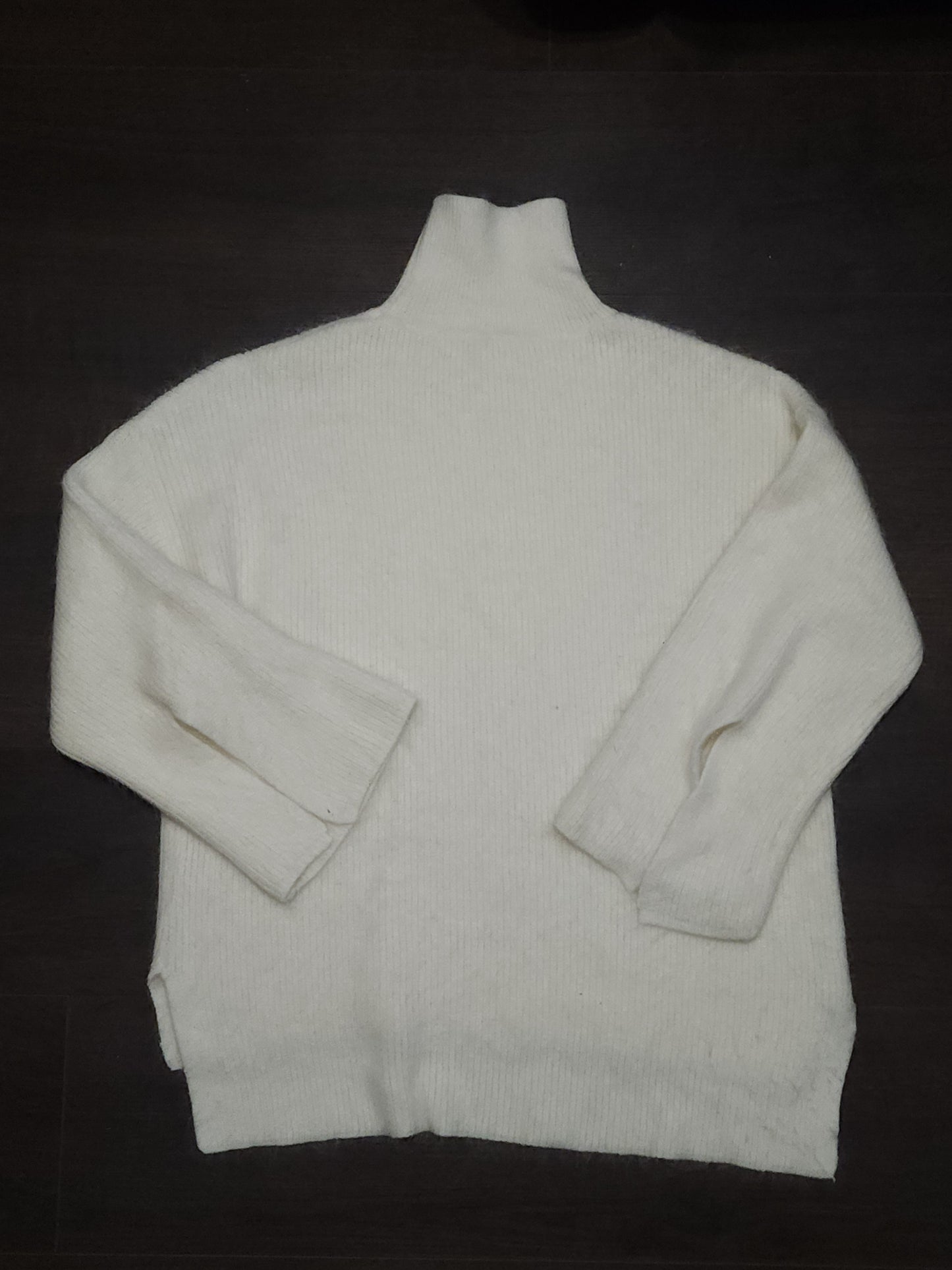 White turtle-neck split sleeves design knitted jumper